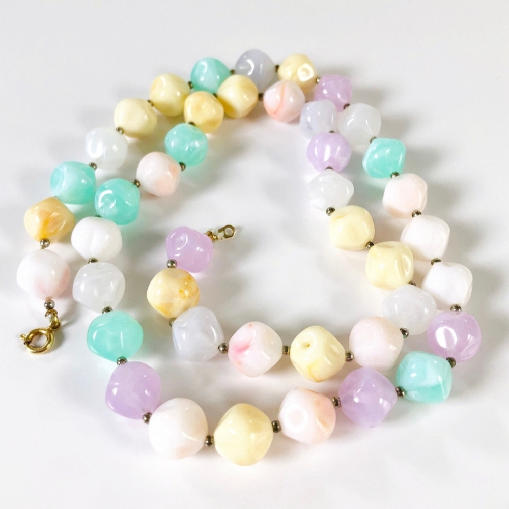 🌼 Vintage pastel beaded necklace